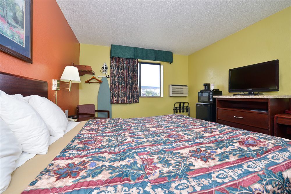 Super 8 By Wyndham Brunswick/St Simons Island Area Hotel Exterior photo